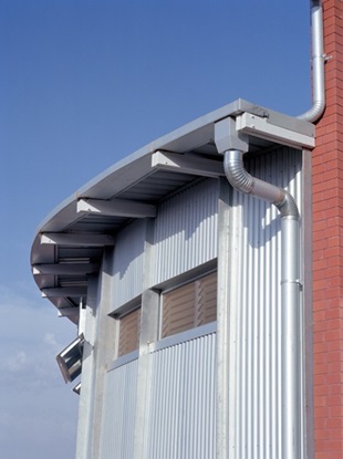 The Qantas Hangar at Canberra Airport features roofing and walling made from COLORBOND® steel